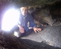 Пещерка под камнем