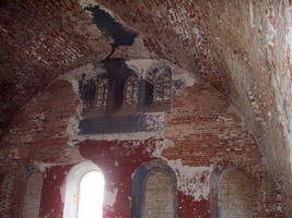Разрушающийся потолок первого зала церкви