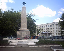Стелла в память о боях за установление Советской власти, внизу видна плита на братской могиле