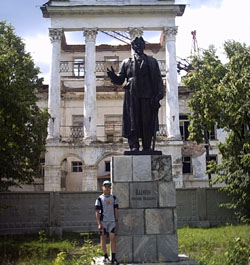 Памятник Калинину очень символичен