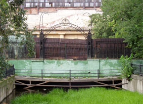Верхне-Кыштымский завод. Фасад цеха и канал для отвода отработанной воды